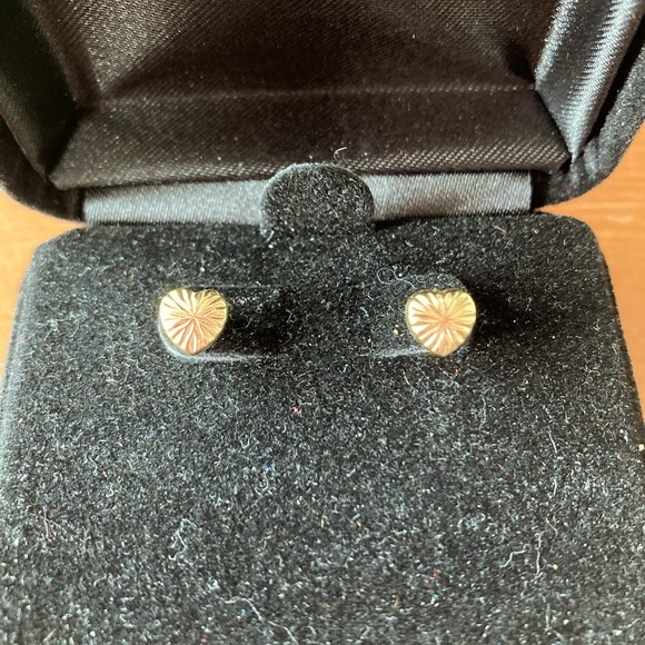 Textured tiny gold heart earrings - Picture 1 of 1